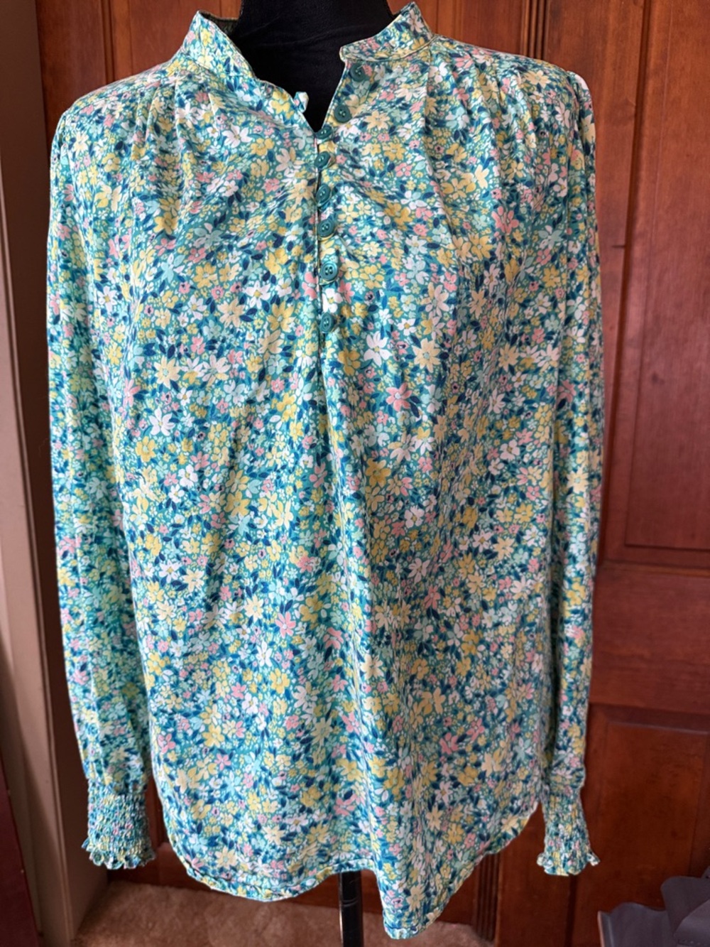 Kut from the Kloth Teal Floral Button Front Blouse. Size XL